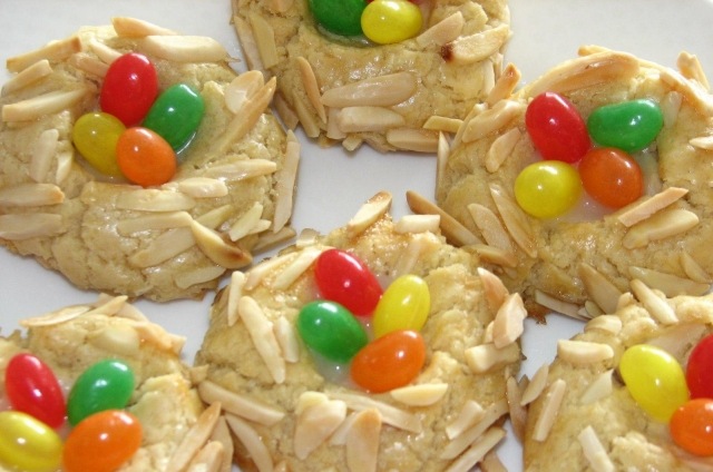 Recepty na varenie veľkonočného hniezda hniezdia vajíčka-farebné-kokosové rašple