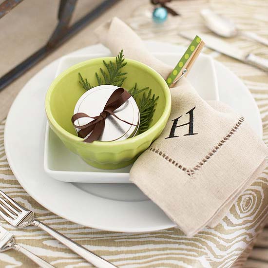 Prsteň na obrúsky namaľovaný špendlíky na bielizeň nápad na zelené prádlo Prsteň na obrúsky nápad na zelené prádlo