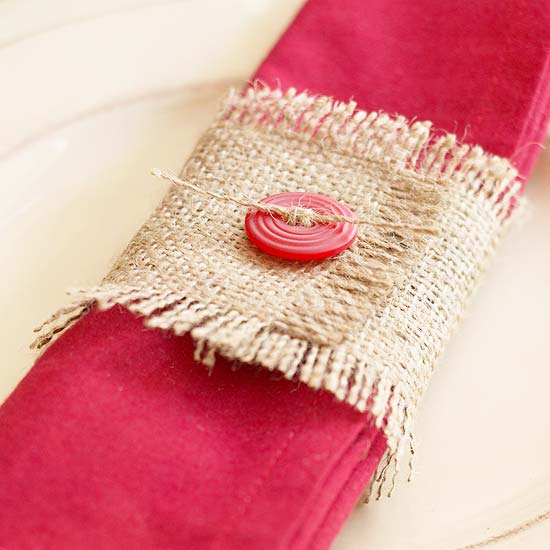 červené obrúsky dekorácia vianočné gombíky nápady na dekoráciu červeného obrúska vianočné gombíky