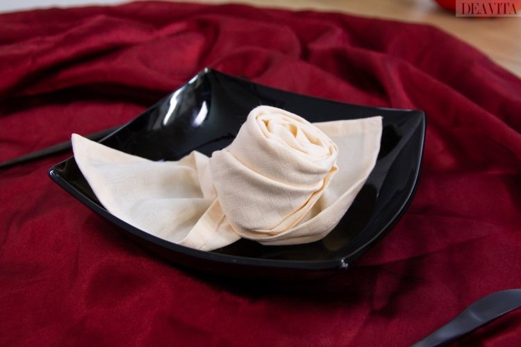 Zložte plátky ruží z látkového obrúska jednoduchý návod