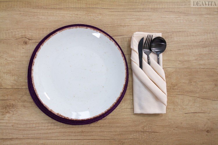 Jednoduché skladanie vrecka na príbor na obrúsky