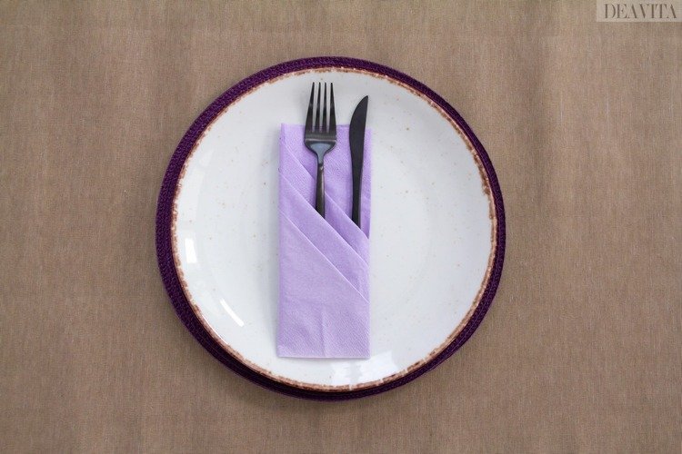 Skladacie obrúsky s príborom Príklad papierového obrúska