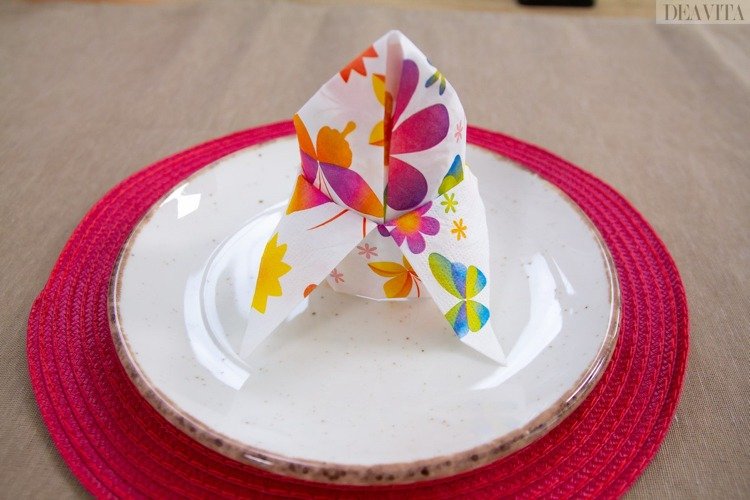 Papierový obrúsok zo skladanej francúzskej ľalie