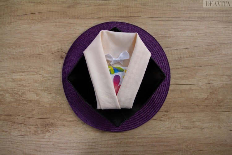 Z látkového obrúska zložte smokingové sako