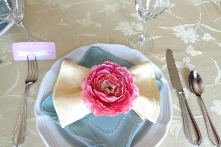 záhyby na obrúsky tvar luku modrý tanier pivonka tkanina deco