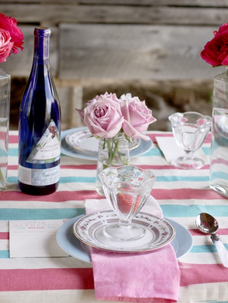 obrúsky skladacie ružové tanierové dekorácie ruže váza pruhy obrus