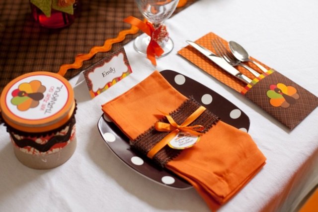 Mašlička oranžová farba ozdobí detský stôl