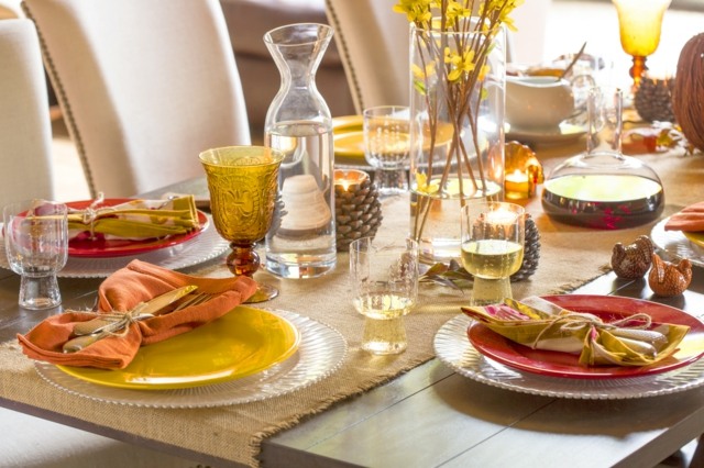 Jesenná nálada Zlaté oranžové obrúsky Príbory Borovicové šišky