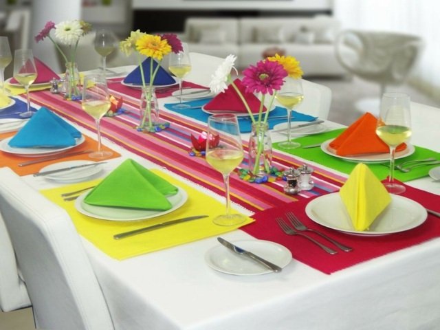 farebné obrúsky varené hovädzie mäso bežec na stôl pruhy gerber