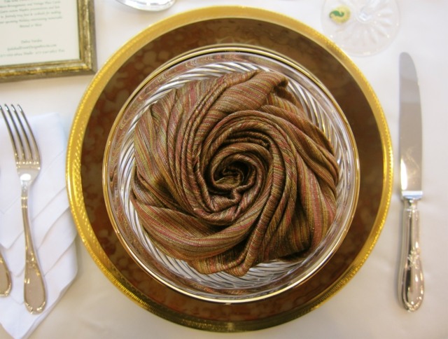 Nápady sa zobrazovali nad zlatým okrajom riadu