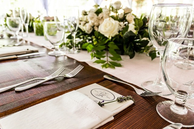 biela dekorácia na stôl, obrúsok, vrecko na príbor, jedálne lístky suché kvety