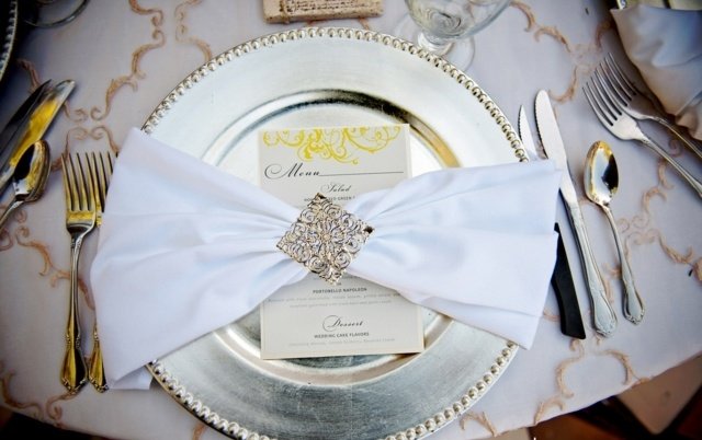 Kovový stojan na servítky na jedálenský lístok so zlatými príbormi