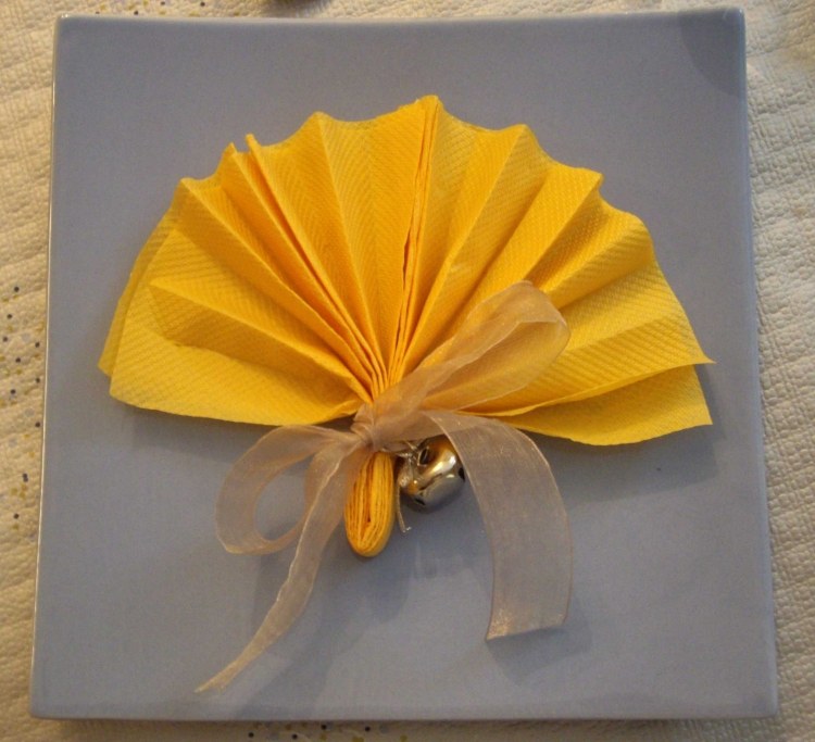 papierové obrúsky-záhyby-žlté-skladané-dekorácie