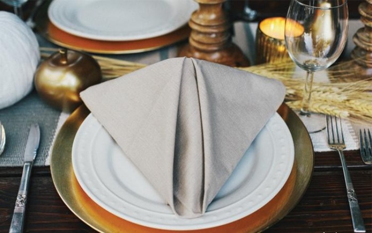obrúsky-záhyby-tkanina-pyramída-jesenná-dekorácia stolu