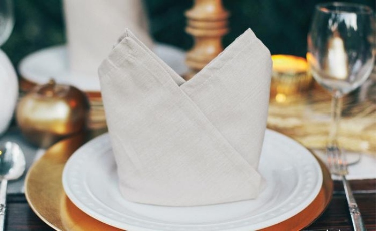 obrúsky-záhyby-látka-biskupské klobúky