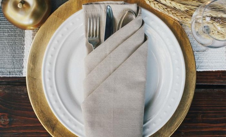 obrúsky-záhyby-tkanina-príbor-taška-komplikovanejšie