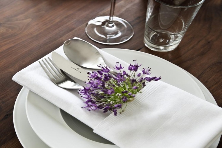 obrúsky-záhyby-vrecúško na príbor-ozdobené-kvet