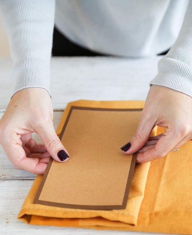 Drotár s jednoduchými technikami skladania-prípad-príbor-vrecko-s obrúskami