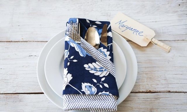 hotový-príborový sáčok-strieborný-príbor-miesto karty-kvety-vzor