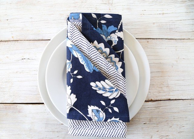 Slávnostný stôl-dekorácia-na-urobenie-prípad-jednoduché-skladanie-techniky