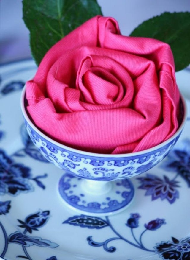 skladačka na obrúsky ružová obrúsok v porcelánovom pohári