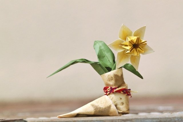 Nápady-skladacie-obrúsky-váza-kvetina-návod-na-jednoduché-skladanie-techniky-obrázky