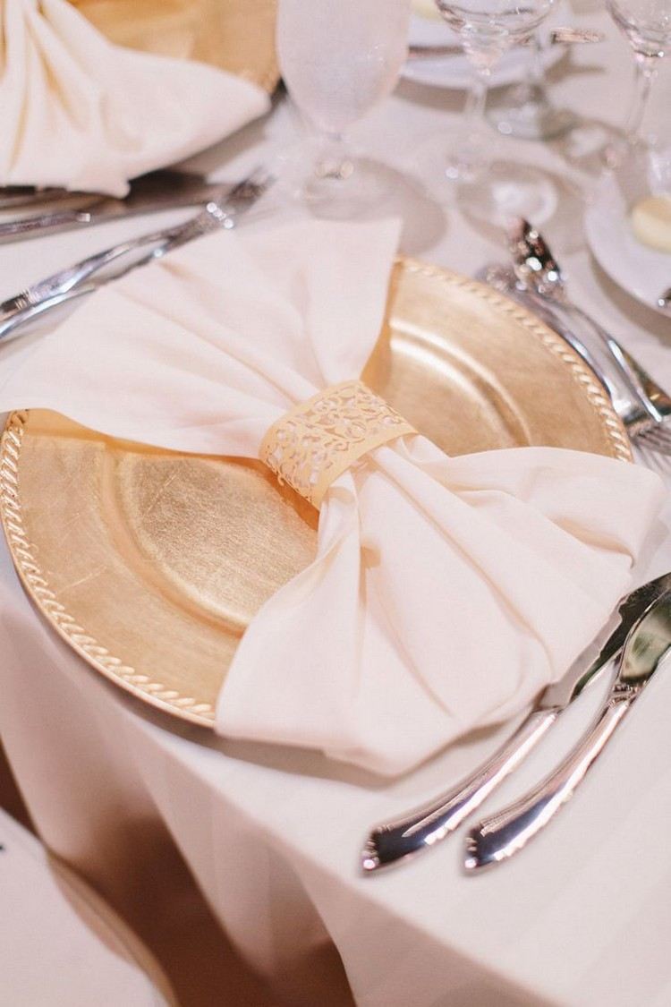 tanier a obrúsok zlatej farby zložený do mašle obrúsky-záhyby-svadobná mašlička-zlaté-farebné taniere