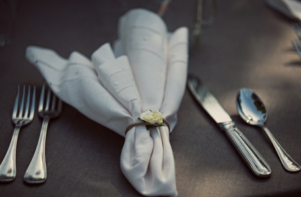 Svadobná klasika na webe tradične oslavuje obrúsky ošumelé-kura-obrúsky-biele-na-svadbu