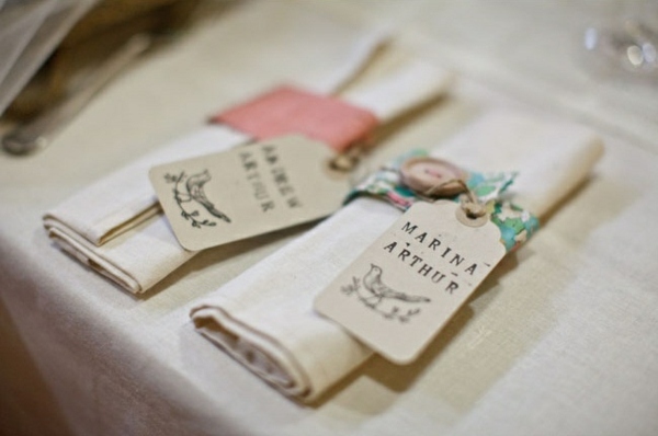 Obrus a obrúsky z ľanového plátna s menovkami Obrúsky-z-ľanu-textilu-textilu-s gombíkom a menovkou