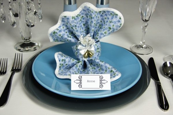 Kvetinový vzor prsteňovej mašle v modrej farbe pekne-modrá-obrúska-so-zlatými krúžkami a vzorom