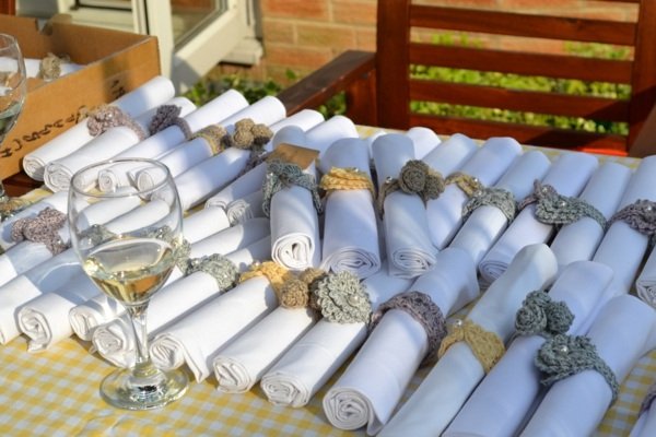 skladané látkové obrúsky s pletenými krúžkami a plastovou perlou Svadobné obrúsky-so-šperkami-perlami