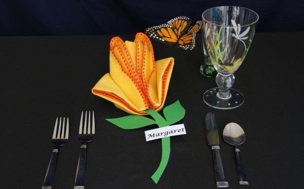 Tulipán v tvare kvetu zložený zo zelených konárov Kvet s vetvou v oranžovej farbe