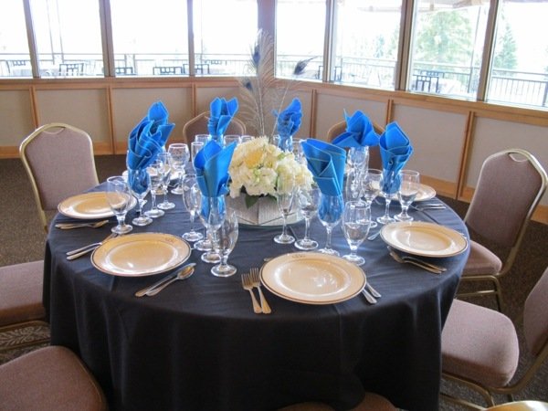 modré obrúsky hnedé taniere vidiecka svadba poháre na modré obrúsky-vo-víne-svadobný-vidiecky