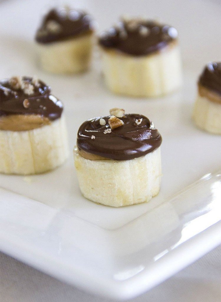 Prstové jedlo s banánmi, čokoládou, arašidovým maslom a orieškami Sladké prstové jedlo banán-okusovače-orechy-čokoláda-arašidové maslo