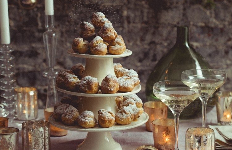 Vzdušné krémové oblátky s náplňou a práškovým cukrom a šampanským na pitie sladkoprsté-smotanové obláčky-práškový cukor-koktejlová párty-sekt