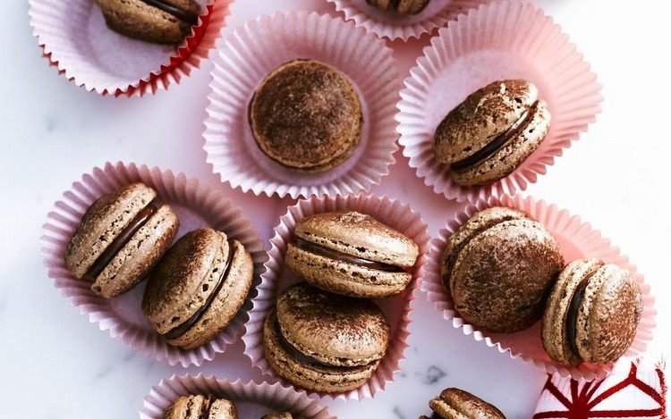 Čokoládové macarons v ružových papierových obaloch sweet-finger-food-francúzsko-čokoládové-makaróny-lahodný-dezert