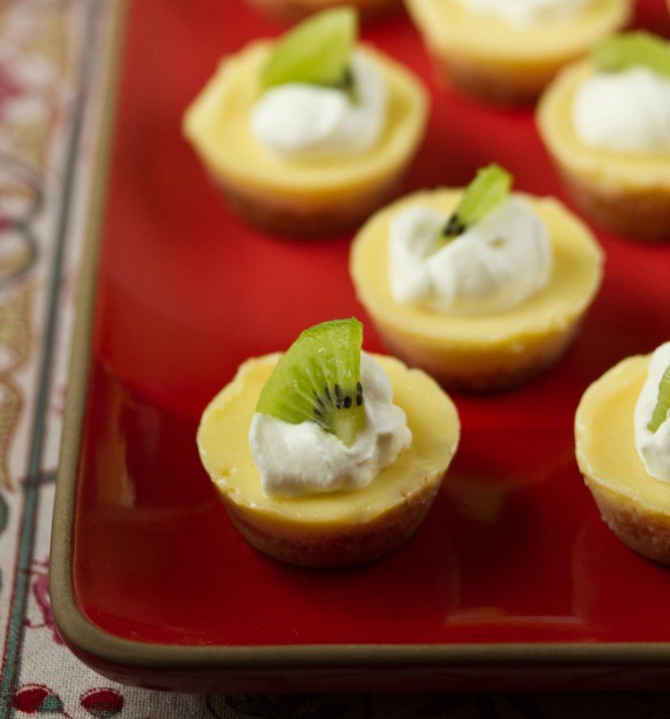 Studené sladké prstové jedlo s citrónovým krémom a ozdobou kiwi a šľahačkou sladko-prstovo-jedlo-chladené-citrónové-jednohubky-kiwi-šľahačka