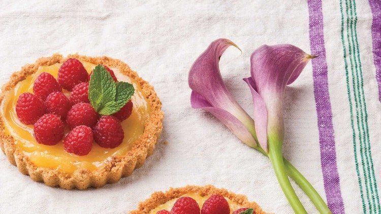 Sladké tartelety s malinami a kvetmi kala ako dekorácia na stôl sweet-finger-food-tart-citrón-mandľová plnka-malina-mäta-kala