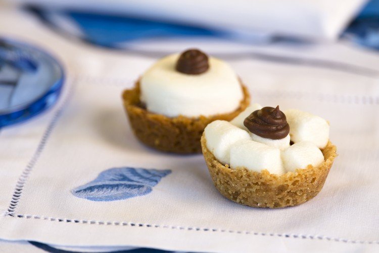 Čokoláda a marshmallows na chrumkavom krehkom cestíčku sweet-finger-food-smores-marshmallow-čokoláda-dezert-lahodný