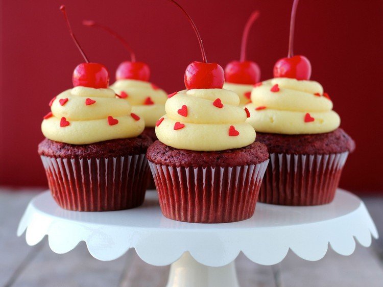 Košíčky s vanilkovým krémom a kokteilové čerešne sweet-finger-food-red-zamat-cupcake-vanilkový krém-cukrové srdiečka-koktejlové čerešne