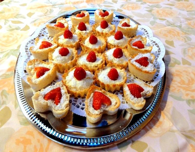 Kokosový koláč s jahodami a malinami sladkoprsté jedlo-kokosové pečivo-jahody-maliny-kokosové vločky