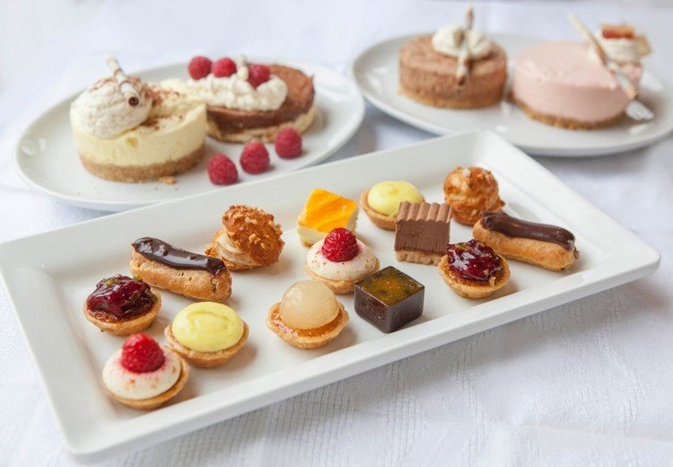 Malé, sladké sústa vhodné na každú párty Sladké prstové jedlo malé sústo-sladkosti-dezert-svadobná hostina