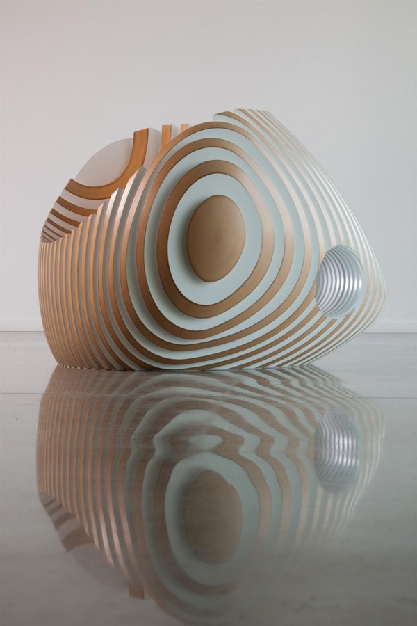 Kreslo v úli navrhuje moderné materiály