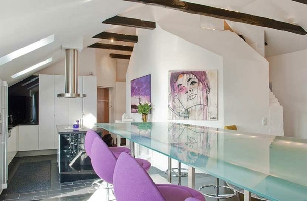 svetlo fialové stoličky biely interiérový dizajn svetlo-purpurové-stoličky-biela-interiérový dizajn