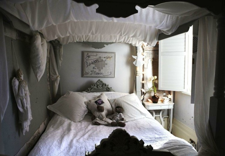 ošarpaná-šik-detská izba-malá-myšlienka-štyri-plagát-sivá-stena