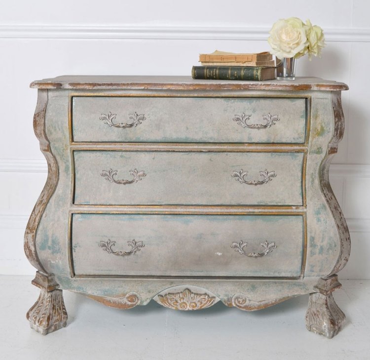 Ošumelá elegantná komoda do spálne s opotrebovanými okrajmi ošarpaná-šik-spálňa-nábytok-komoda-modrá