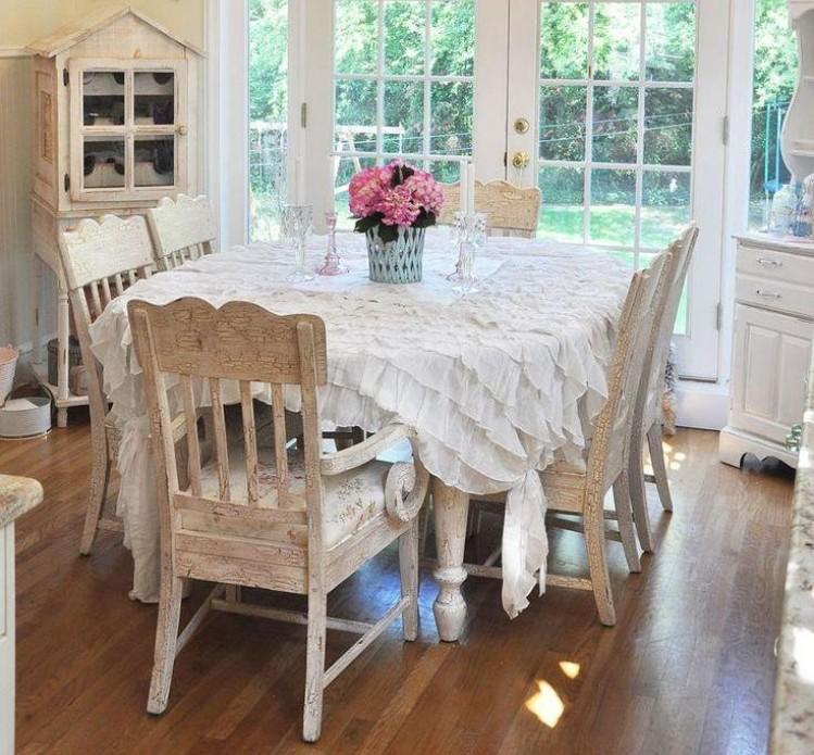 Ošumelý elegantný nábytok do jedálne a obrus s volánikmi Nábytok Shabby Chic -jedáleň-zariadenie-nábytku-bielo-ružové
