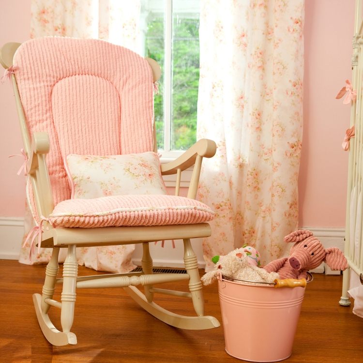 Ošumelé elegantné hojdacie kreslo s ružovým vankúšom na sedenie Shabby Chic Nábytok - hojdacie kreslo - detská izba - ružový podsedák