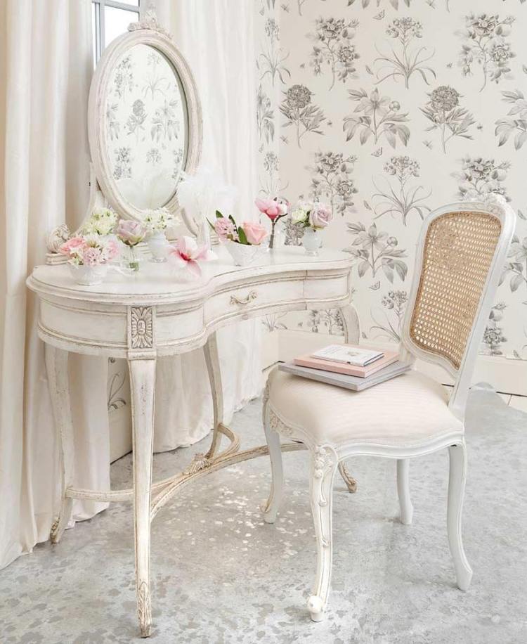 Ošumelý elegantný toaletný stolík so zrkadlom a malými vázami s kvetmi shabby-chic-nábytok-spálňa-toaletný stolík-zrkadlo