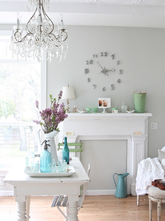 Ošumělý-elegantný-nábytok-biela-jedálenský-stôl-krb-luster